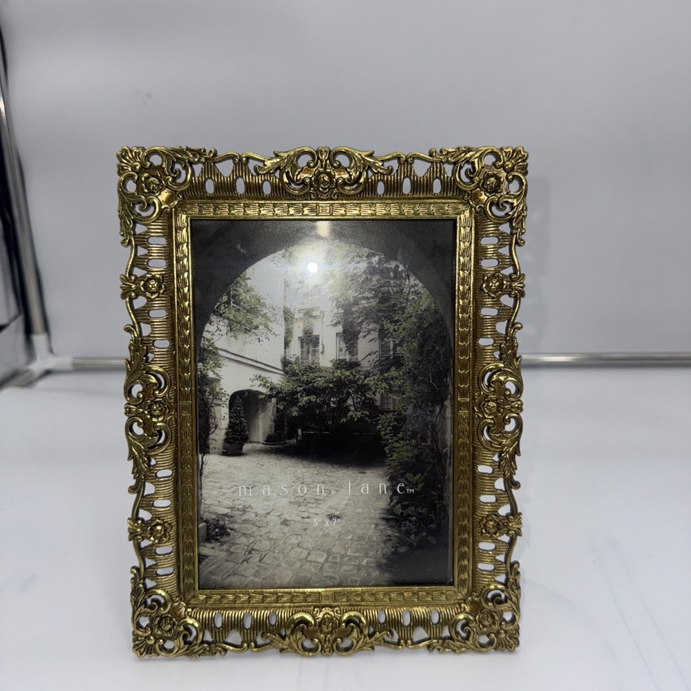Mason Lane Metal Gold Tone 5"x 7" Frame.